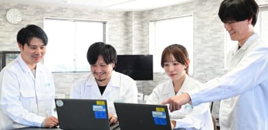 働く社員の様子
